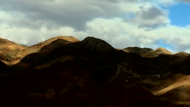 Тень облаков над горами — стоковое видео