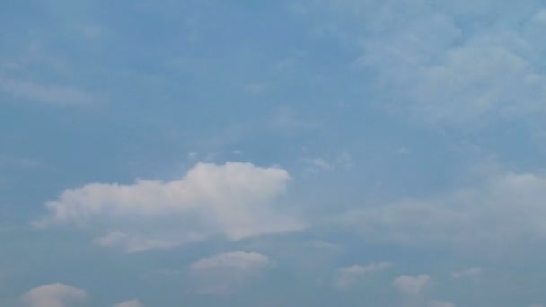 Тучи в бледно-голубом небе — стоковое видео