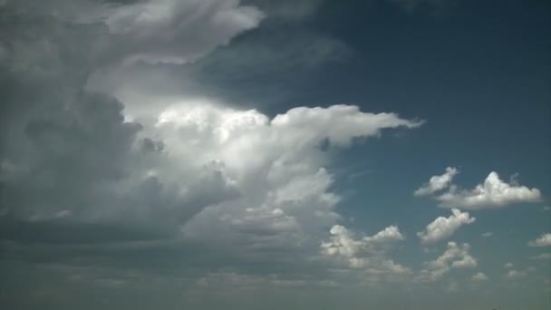 Nubes que forman y cubren el cielo — Vídeo de stock