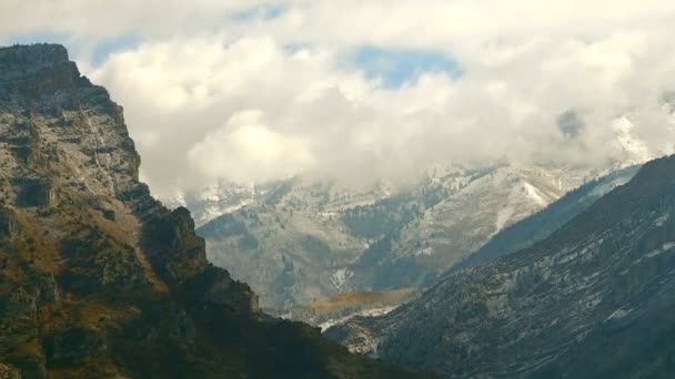 Bulutlar üzerinde rock canyon kayalıklarla ve dağlar — Stok video