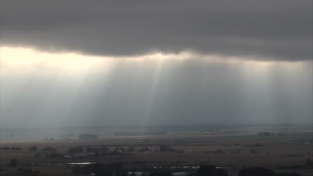 Otworzenie chmury i słońce świeci przez — Wideo stockowe