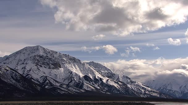 白雪皑皑的山顶上空的云 — 图库视频影像