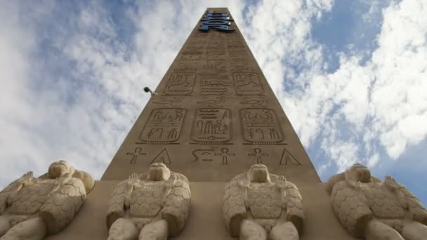 Nubes desplazándose sobre el obelisco de Luxor — Vídeo de stock