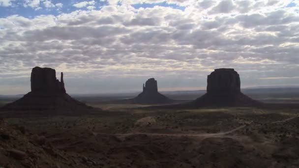 Formación de rocas desérticas y timelapse de nubes — Vídeos de Stock