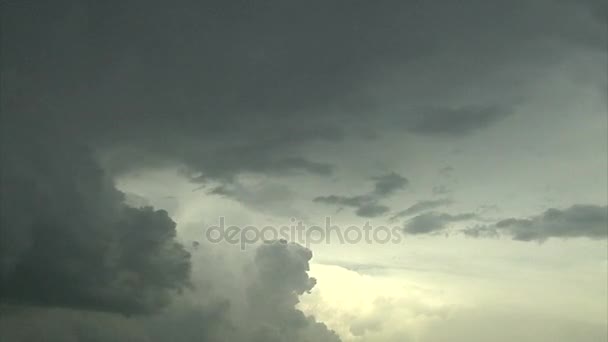 Dramatické bílé mraky se tmavší — Stock video