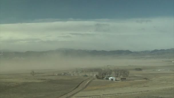 Vents poussiéreux soufflant près de la ville agricole — Video