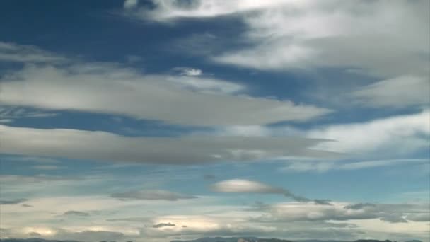 Mavi gökyüzünde bulutlar şekillendirme — Stok video
