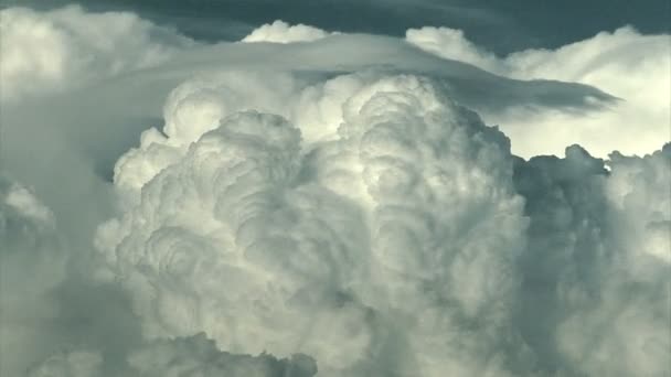 Nuages géants gonflent dans le ciel — Video