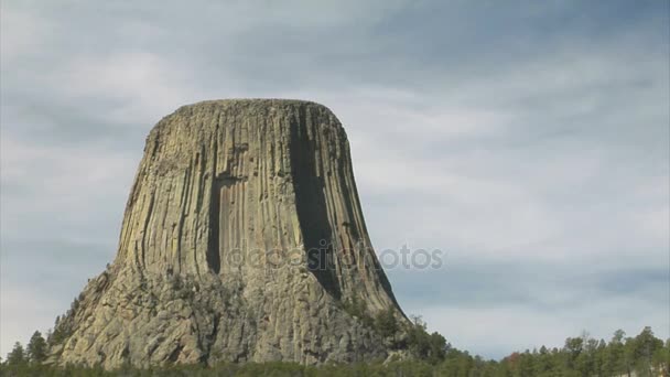 Formación de rocas gigantes con nubes moviéndose sobre ella — Vídeos de Stock