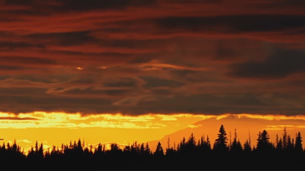 Gloeiende zonsondergang bewolkte hemel — Stockvideo