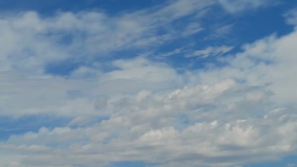 Lichte whispy wolken — Stockvideo