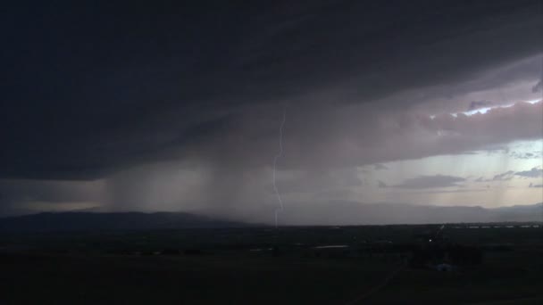 Åskväder över land fält — Stockvideo