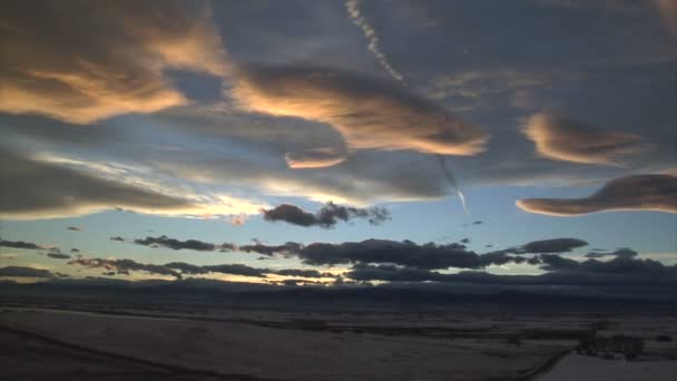 Хмари неухильно рухаються над небом — стокове відео