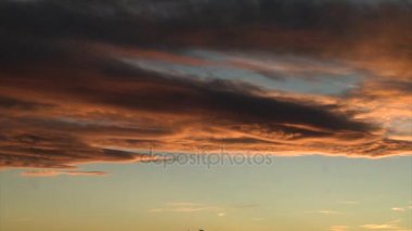 pembe ve sarı gökyüzü güneş batmadan Karanlık çöküyor