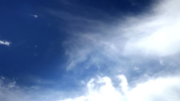 Ausgestreckter wolkenverhangener Himmel — Stockvideo