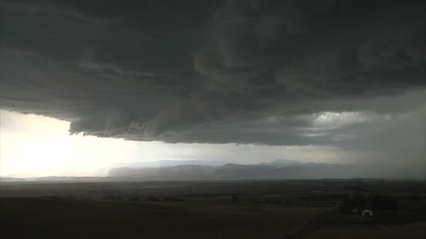 Nubes de lluvia moviéndose sobre el paisaje — Vídeos de Stock