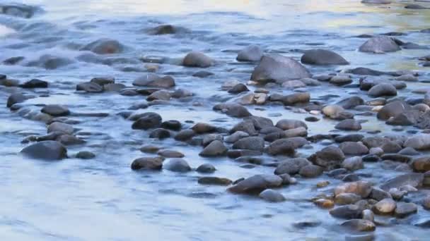 Гладка річка скелі таймлапс — стокове відео