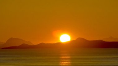 Sunset su üzerinde