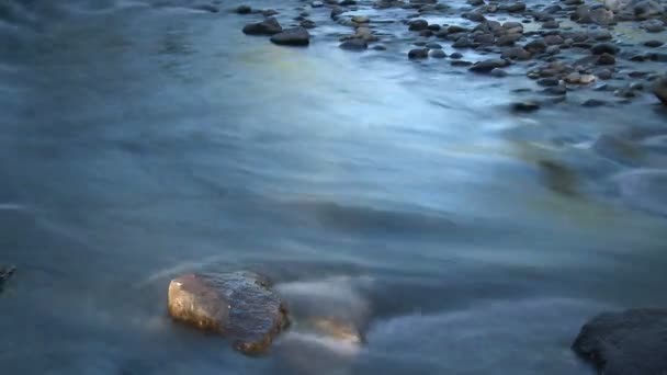 Strom spült im Zeitraffer über Felsen — Stockvideo