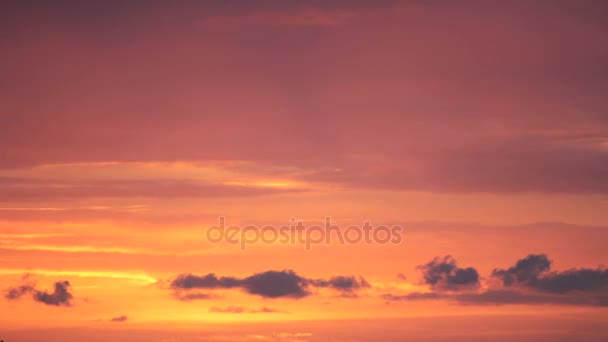 Sun dipping behind drifting clouds sunset — Stock Video