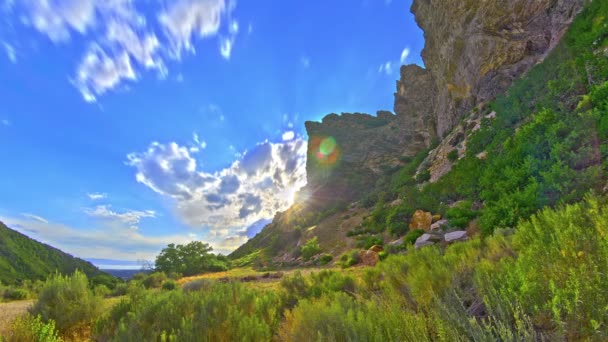 Sol se desvanece detrás de picos de montaña perspectiva deformada — Vídeo de stock