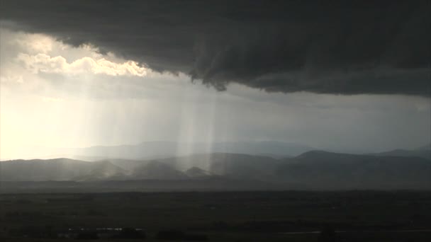 Zonnestralen door wolken — Stockvideo