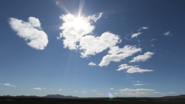 Zon schijnt door de wolken in IJsland — Stockvideo