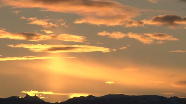 Sonnenaufgang über den Bergen — Stockvideo