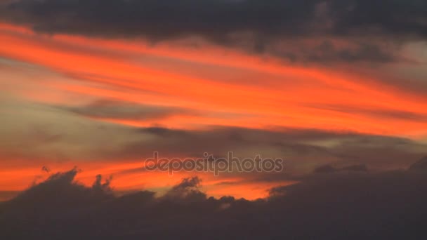 Naplemente égő narancsszínű felhők timelapse — Stock videók