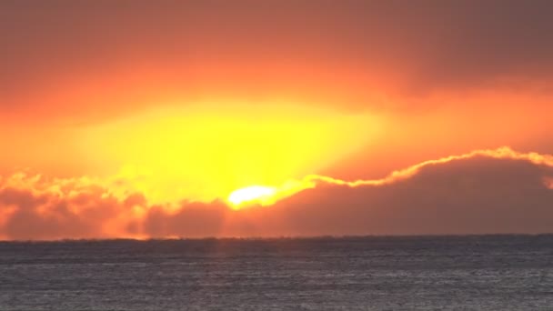 Pôr do sol sobre o oceano — Vídeo de Stock