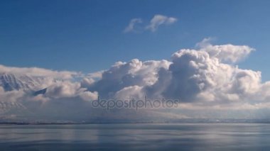 zaman atlamalı bulutlar üzerinde su ve kış manzara