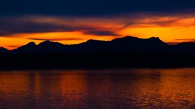 zaman atlamalı su'deki renkli turuncu günbatımı