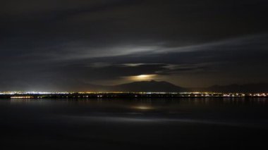 zaman atlamalı ay gece gökyüzüne yükselen