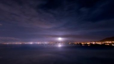zaman atlamalı ay gece gökyüzüne yükselen