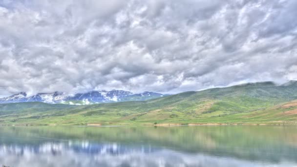 Tiempo lapso nubes sobre el lago — Vídeo de stock