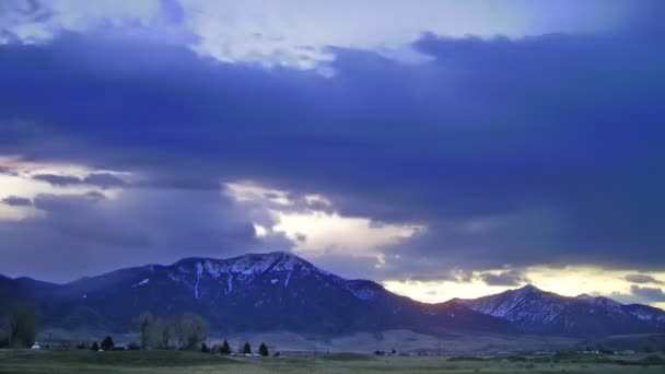 Tempo lapso nuvens coloridas sobre montanhas nevadas — Vídeo de Stock