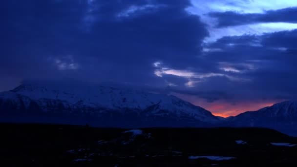 Time-lapse kleurrijke pannen zonsopgang winterlandschap — Stockvideo