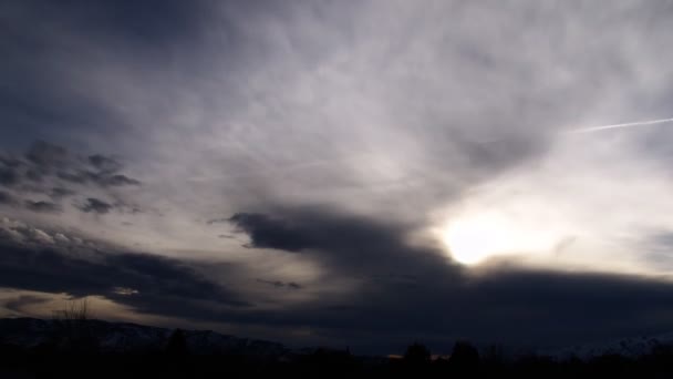 Tijd lapse donkere wolken voorbij overhead — Stockvideo