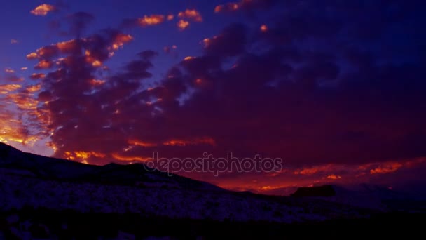 Tiempo lapso profundo púrpura puesta de sol nubes — Vídeos de Stock