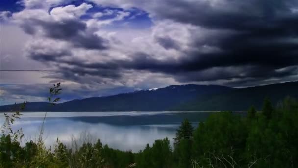Lapso de tiempo nubes misteriosas oscuras sobre el agua — Vídeo de stock