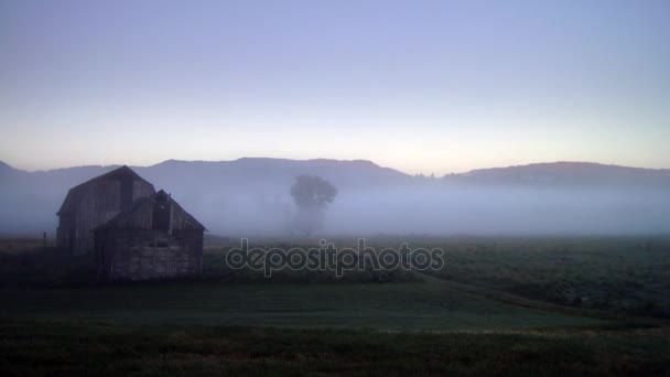 Granja time lapse con granero y niebla — Vídeos de Stock