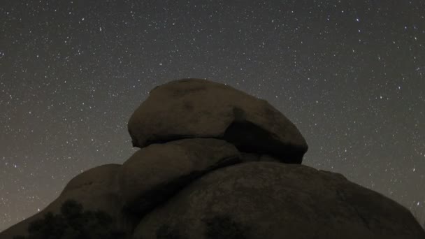 Timelapse van de sterrenhemel boven rots — Stockvideo