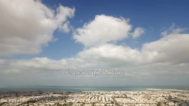 Tijd lapse hoge hoek cloudscape op een mooie dag in de stad dubai — Stockvideo