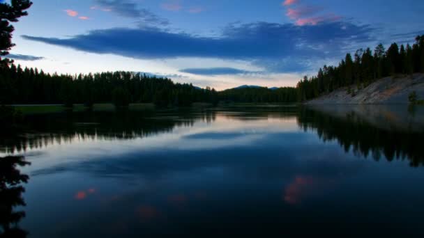 Lapso de tempo luz desaparece sobre o lago — Vídeo de Stock