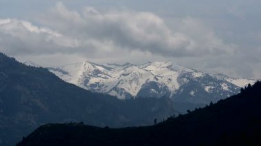 Timelapse bulutlar dağ aralığı boyunca