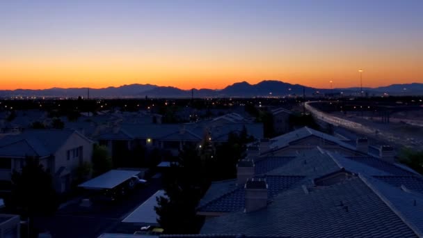 Zeitraffer Sonnenaufgang über Wohnviertel — Stockvideo