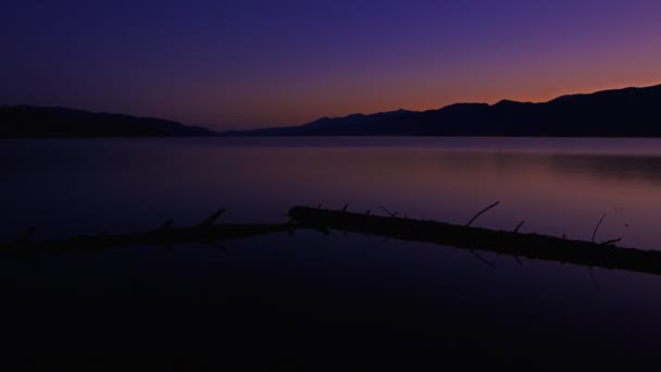 Tiempo lapso amanecer sobre el agua pacífica — Vídeo de stock