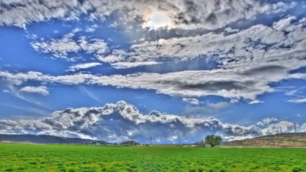 Tijd lapse levendige wolken en landschap — Stockvideo