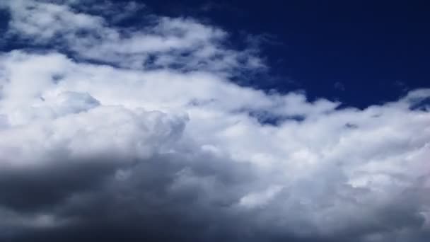 Čas zanikla bílé nafouklé mraky zblízka — Stock video