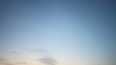 parlak akşam gökyüzü zaman atlamalı incecik bulutlarda